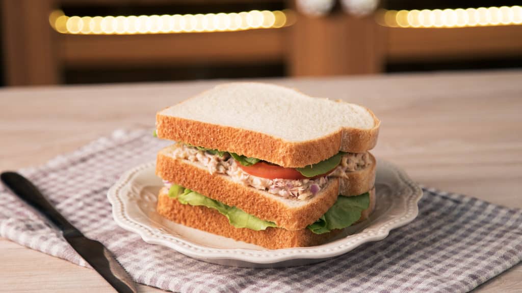 Aquesta imatge té l'atribut alt buit; el seu nom és 0bb1ea8e-tuna-sandwich-landscape-1024x576.jpeg
