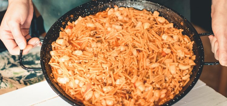 fideua-presented-by-the-cook-in-the-pan-where-it-h-2023-11-27-05-31-59-utc